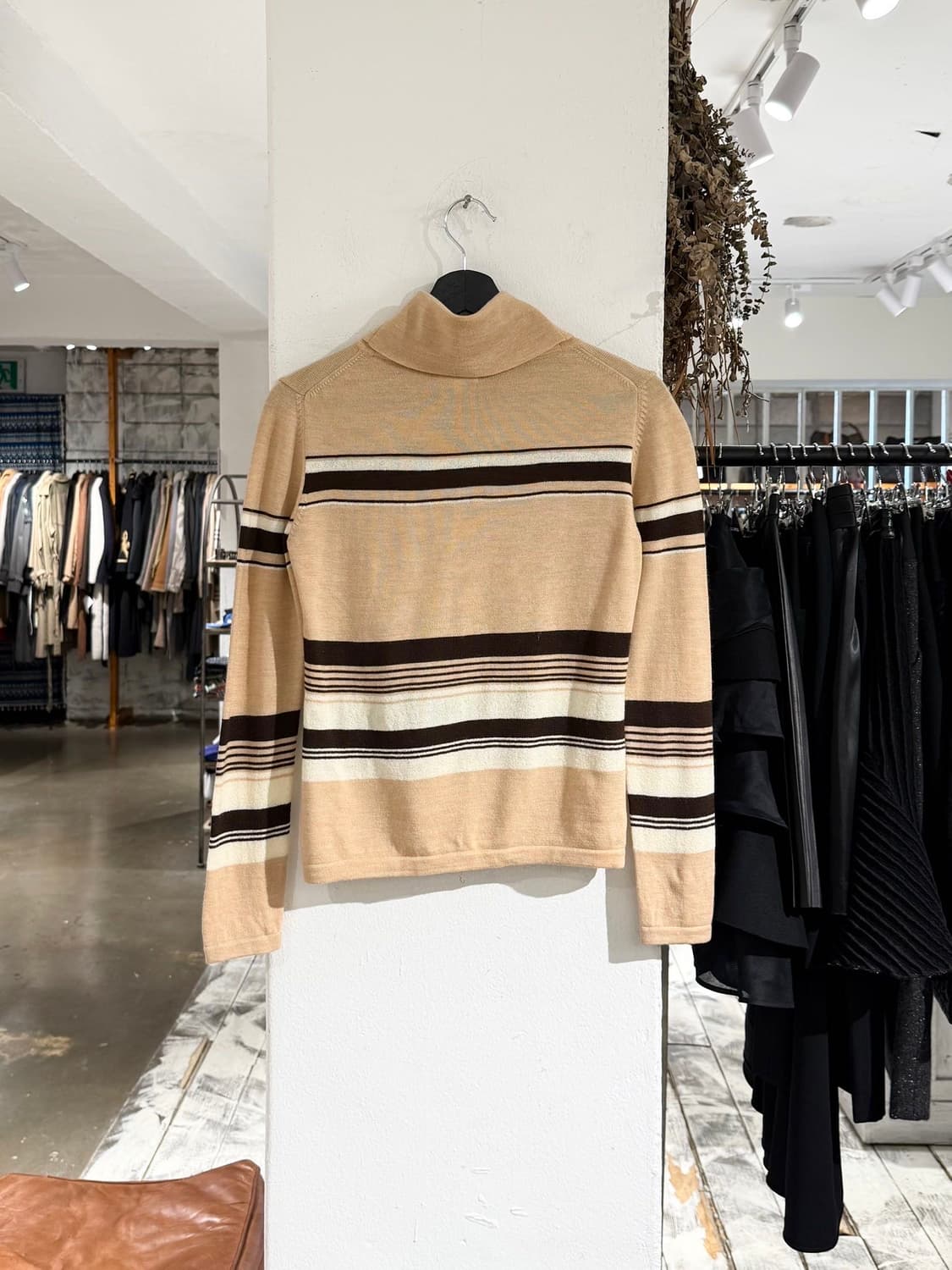 꾸레쥬 베이지 스트라이프 터틀넥 니트 스웨터  상품이미지6