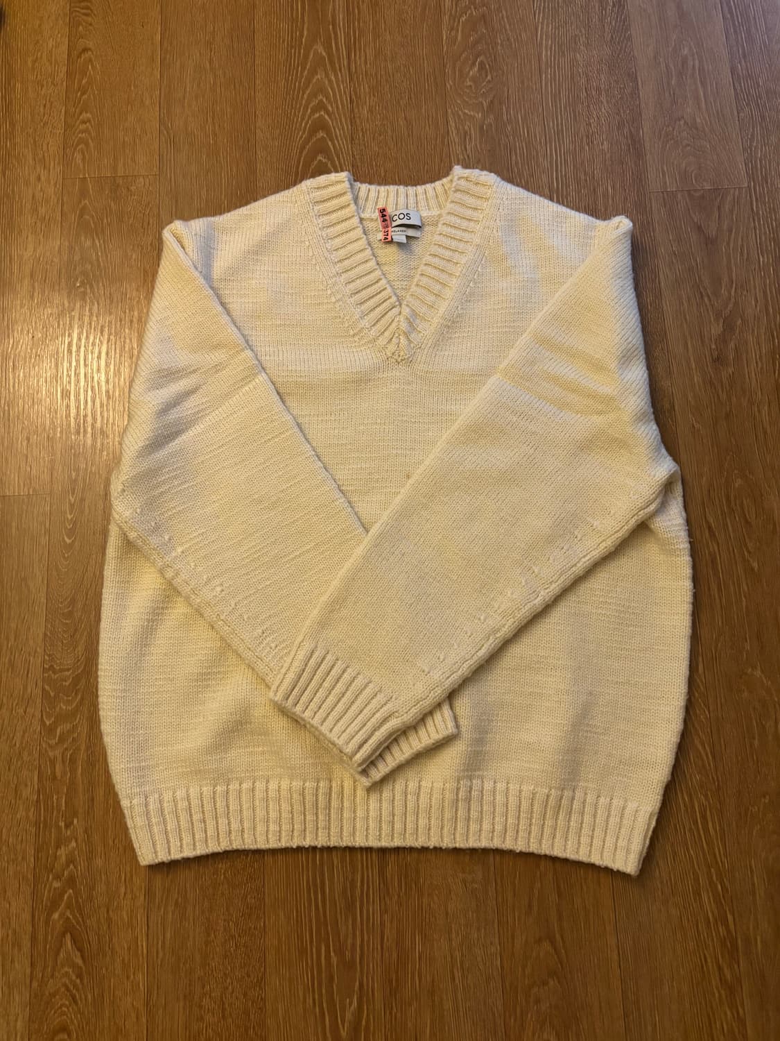 cos 브이넥 니트 상품이미지1