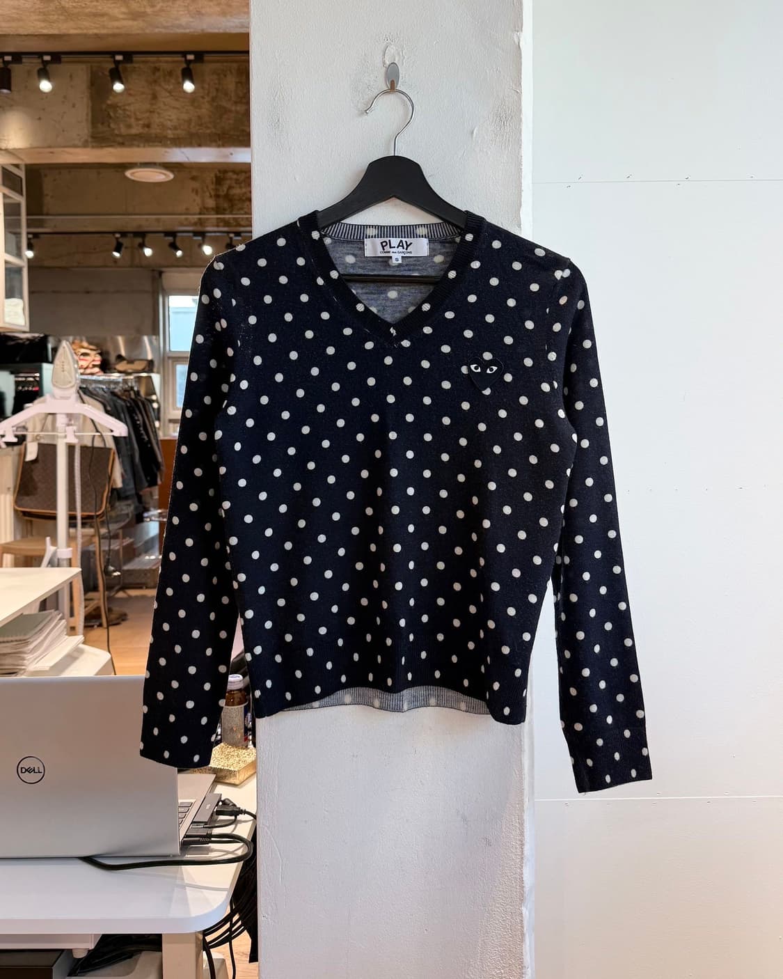 꼼데가르송 플레이 네이비 폴카 도트 브이넥 니트  상품이미지2