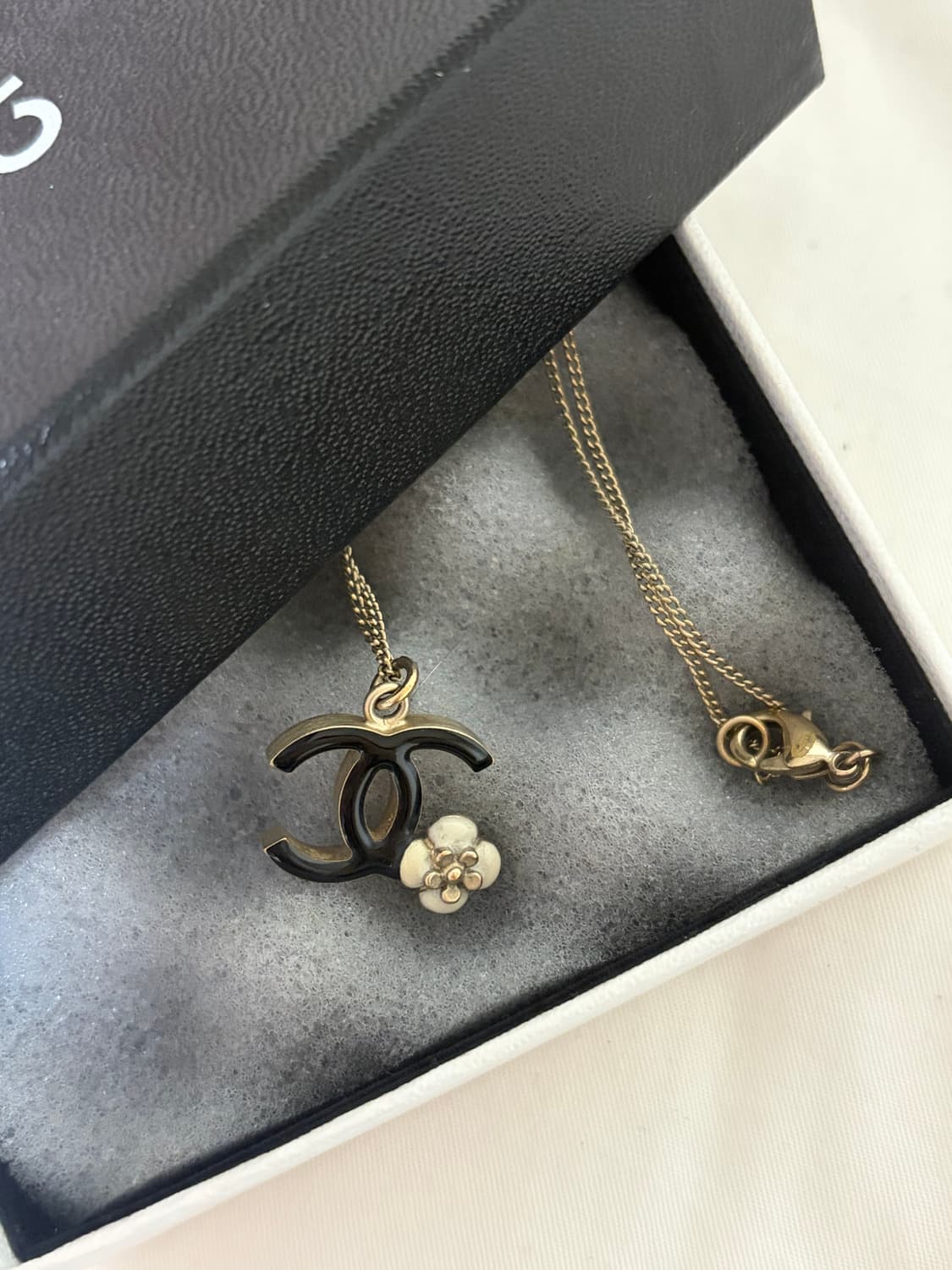 [CHANEL] 샤넬 까멜리아 CC 로고 목걸이 상품이미지2