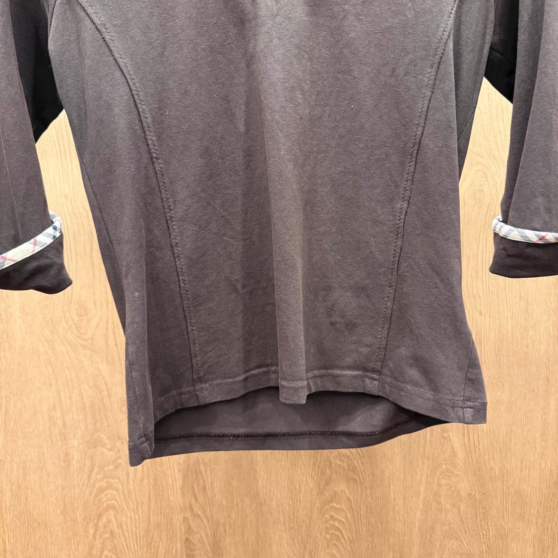 버버리 런던 7부 티셔츠 라운드넥 체크 소매 디테일 슬림핏 브라운 상품이미지5