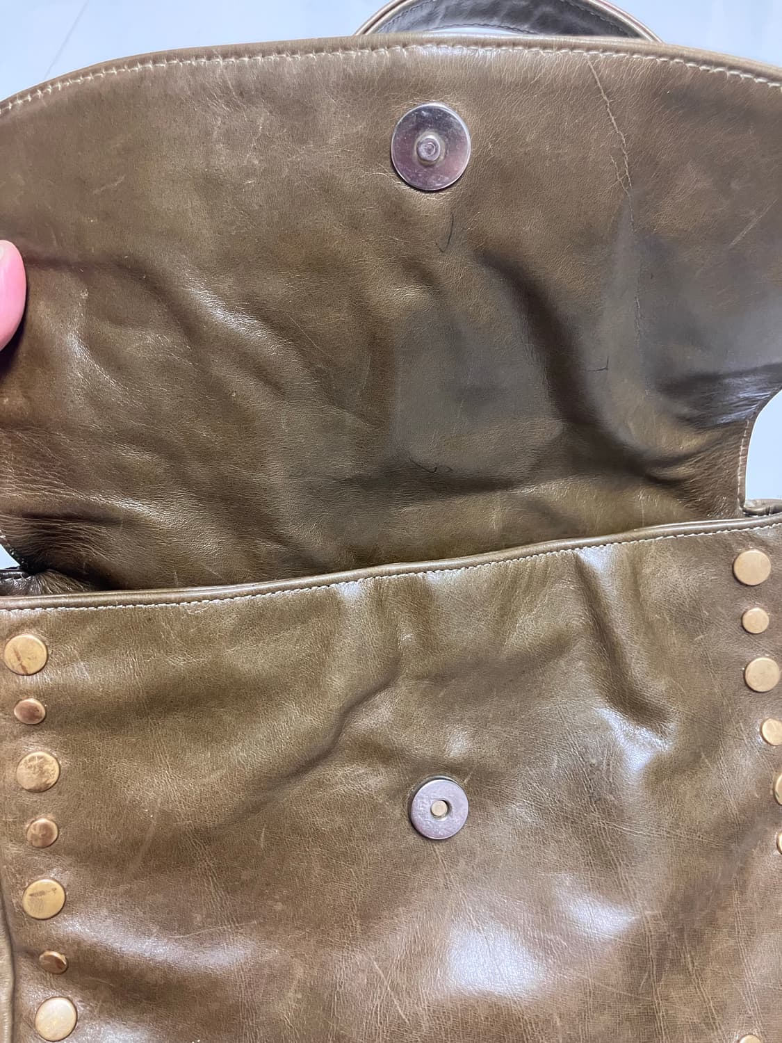 KOOBA 올리브 그린 가죽 스터드 숄더백 상품이미지2