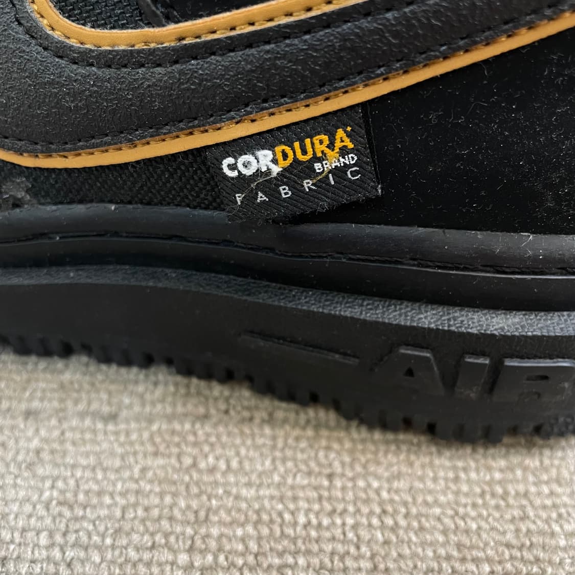 나이키 에어포스 1 부츠 코듀라 블랙 골드 DO6702-001 245 상품이미지8