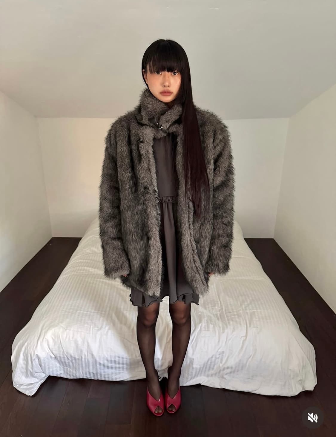 밀로우먼 버클 롱 헤어 퍼 자켓 [차콜] 상품이미지1