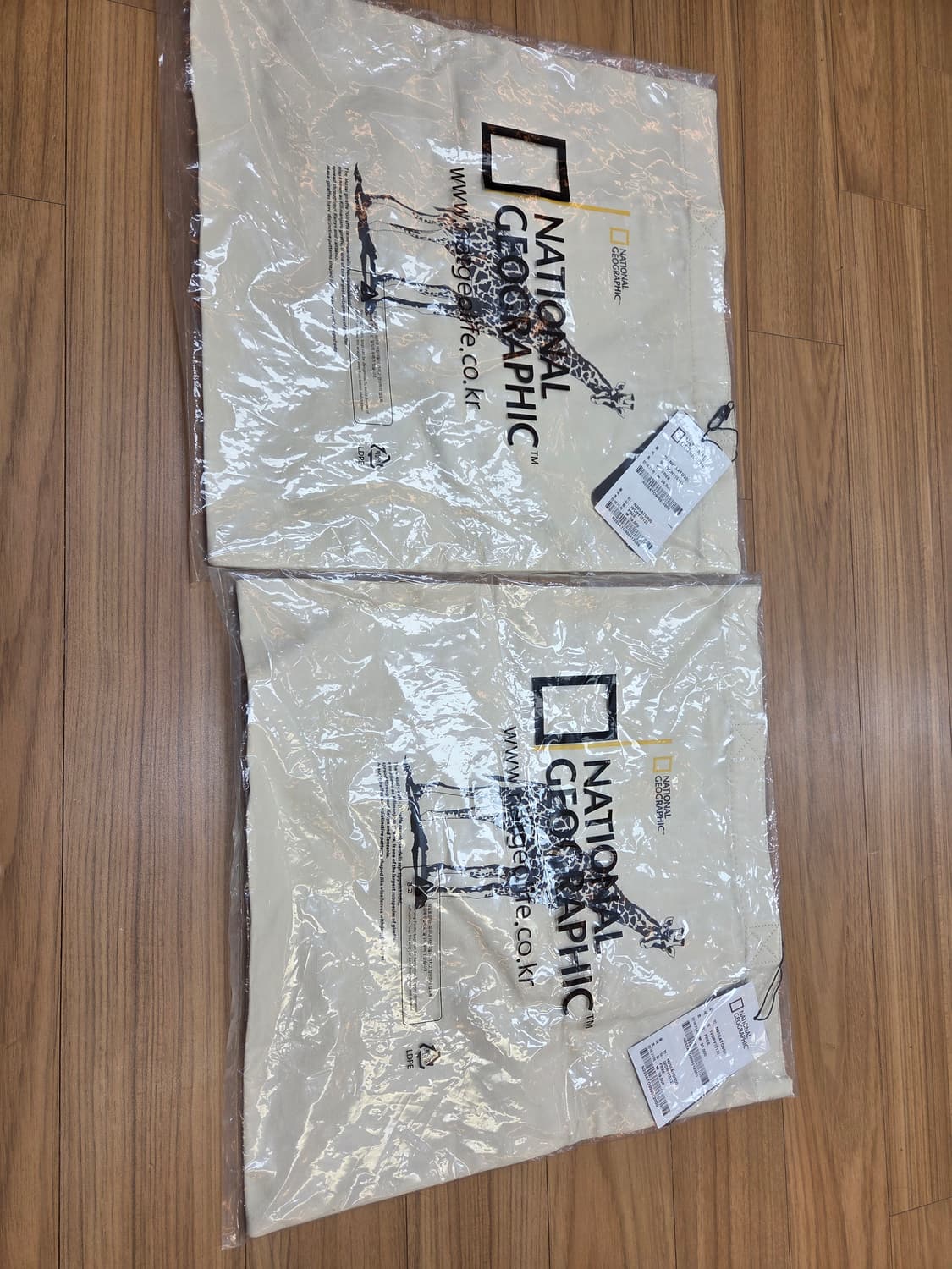 미개봉 상태의 내셔널지오그래픽 에코백입니다. 품번은 N205ATO900이 상품이미지1