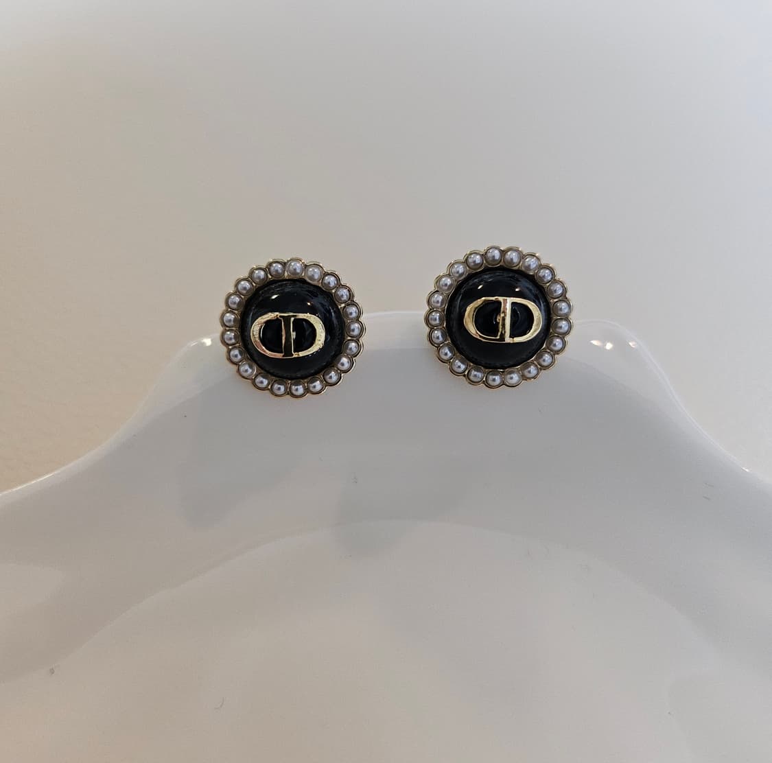 디올 업사이클링 블랙스톤 진주 귀걸이 상품이미지1
