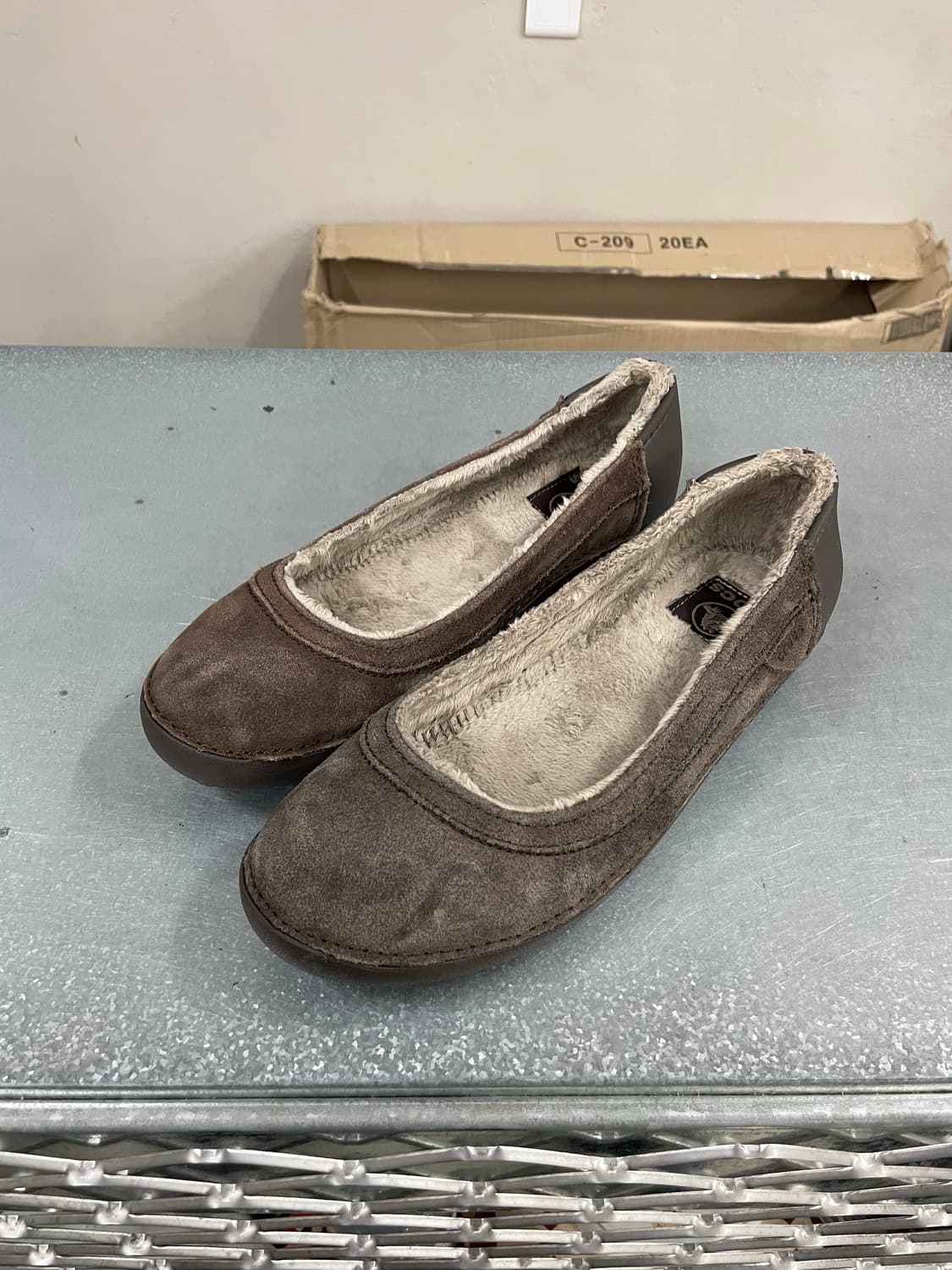 크록스 스웨이드 플랫 슈즈  W8 상품이미지2