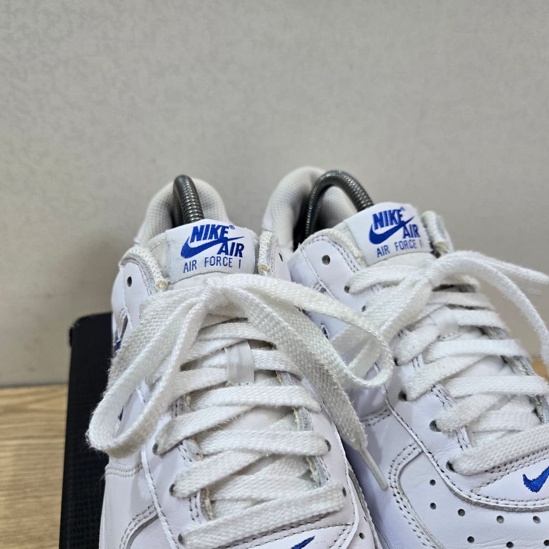 255 나이키 에어포스1 주얼 화이트 블루 상품이미지6