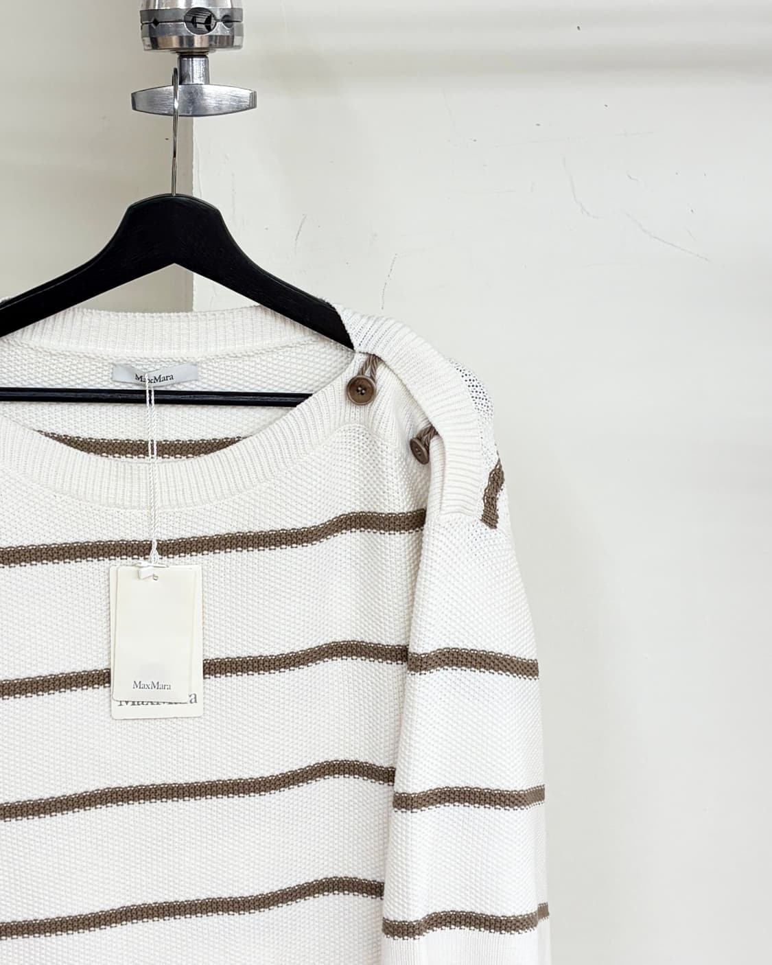 막스마라 화이트 브라운 스트라이프 숄더버튼 니트 상품이미지4