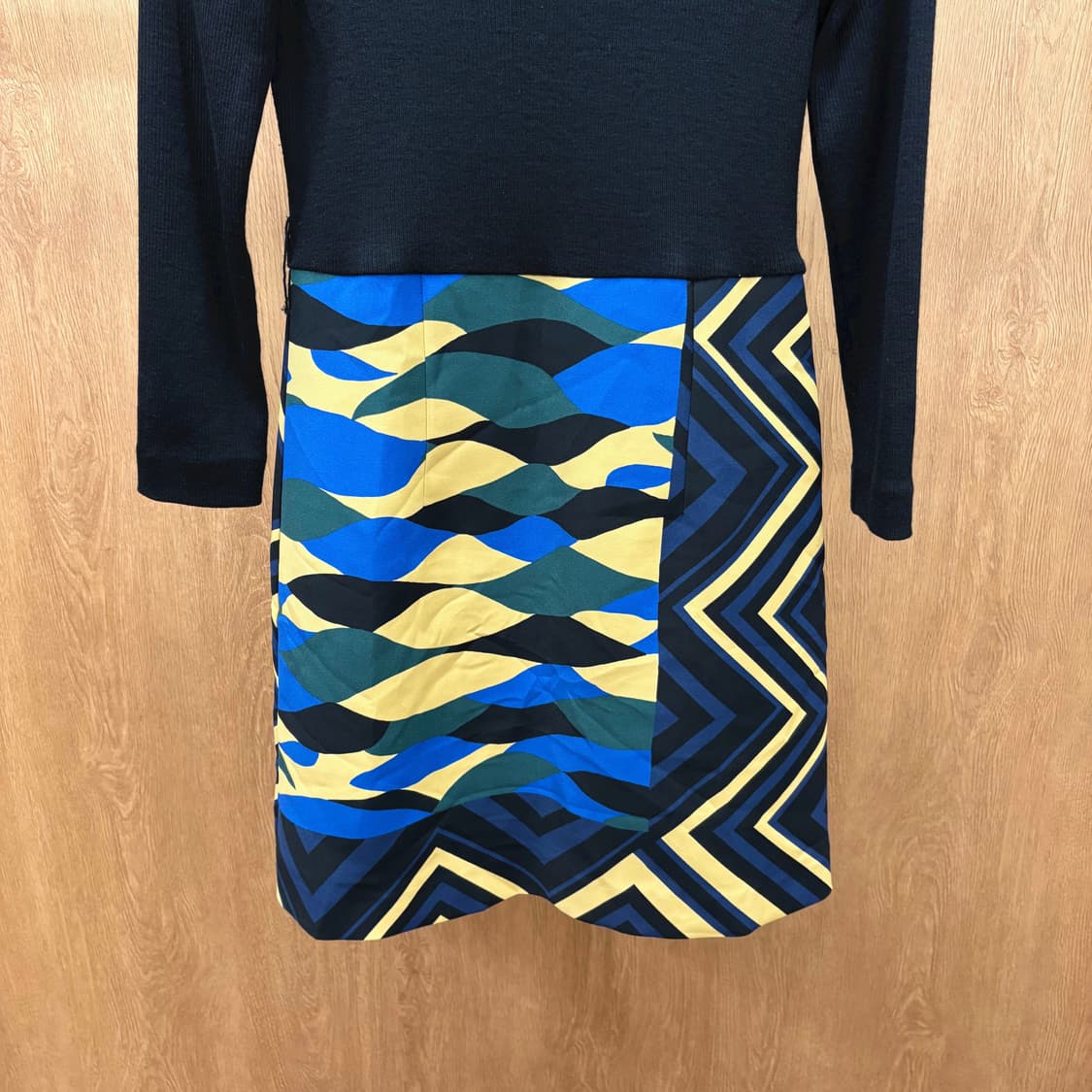 마렐라 니트 미디 원피스 블루 기하학 패턴 배색 사이드 지퍼 디테일 블랙 상품이미지5