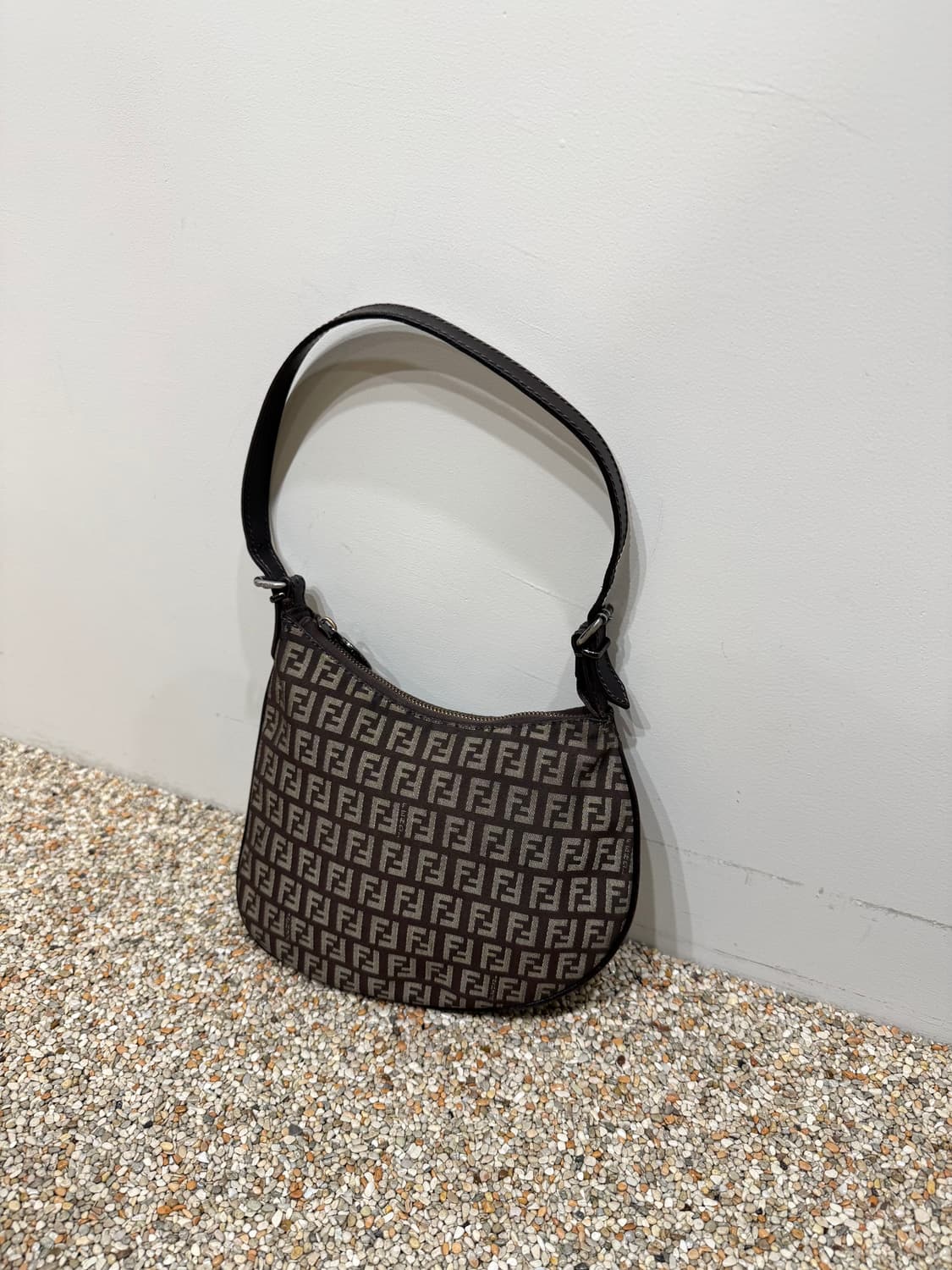 FENDI 펜디 주카 오이스터 숄더백 상품이미지1