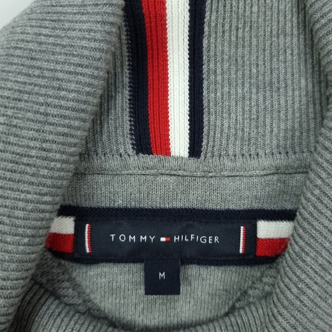 [타미힐피거] 로고 자수 언발란스 터틀넥 목폴라 니트 그레이 M19304 상품이미지7