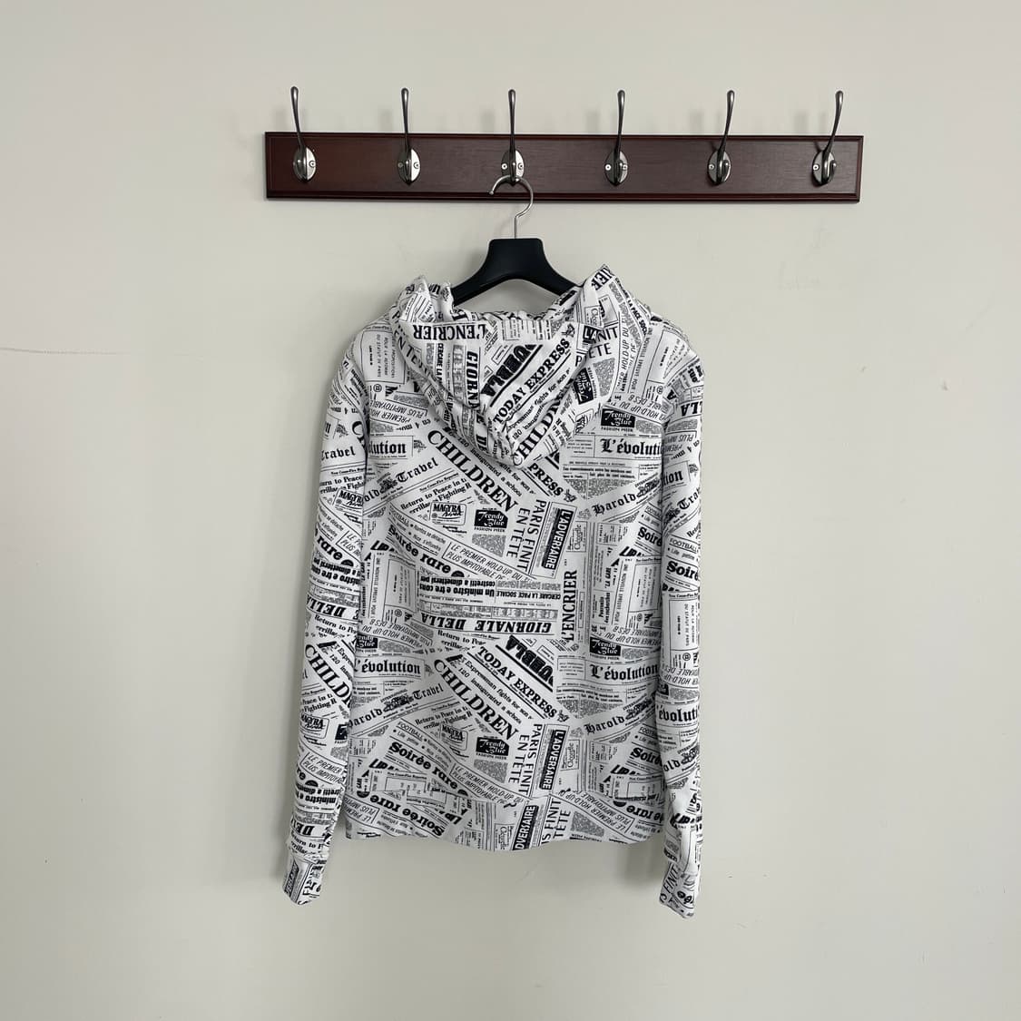 산드로 옴므 뉴스페이퍼 후드 상품이미지2