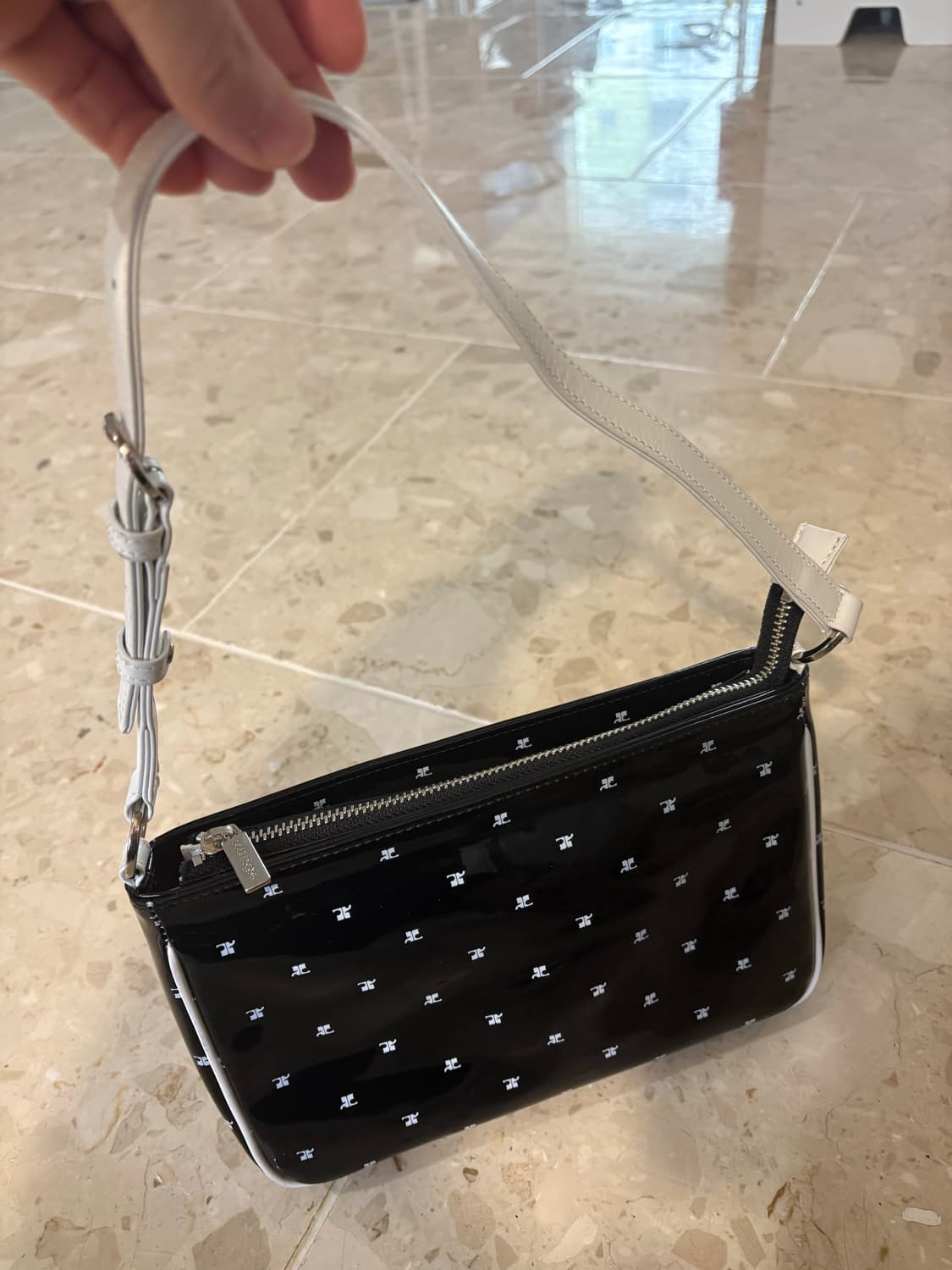 꾸레쥬 에나멜 숄더백 상품이미지1