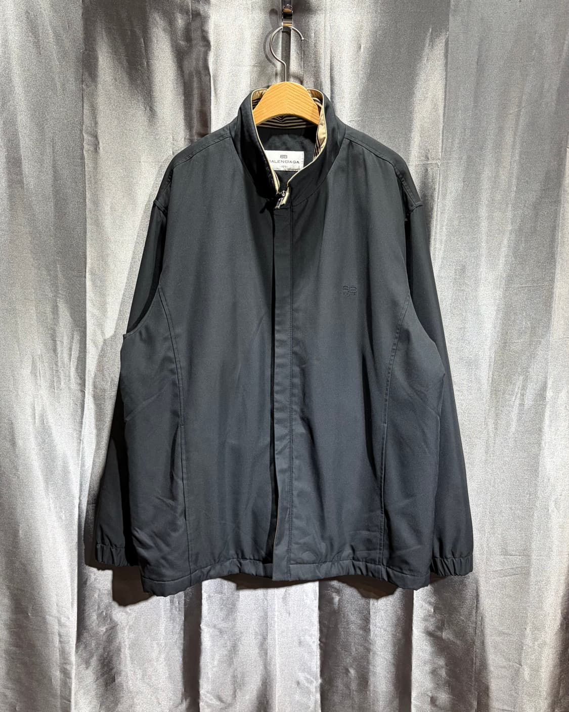XL 발렌시아가 심볼로고 블랙 폴리쉘 자켓 상품이미지2