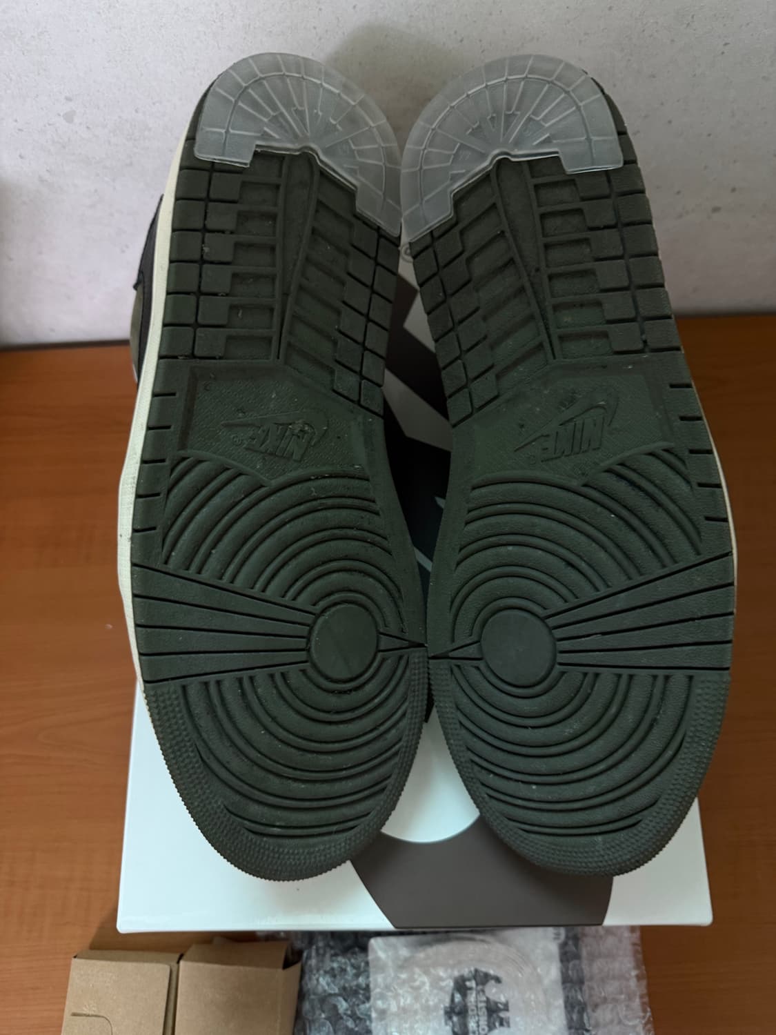 조던1 x 트래비스 스캇 리버스 올리브 상품이미지7