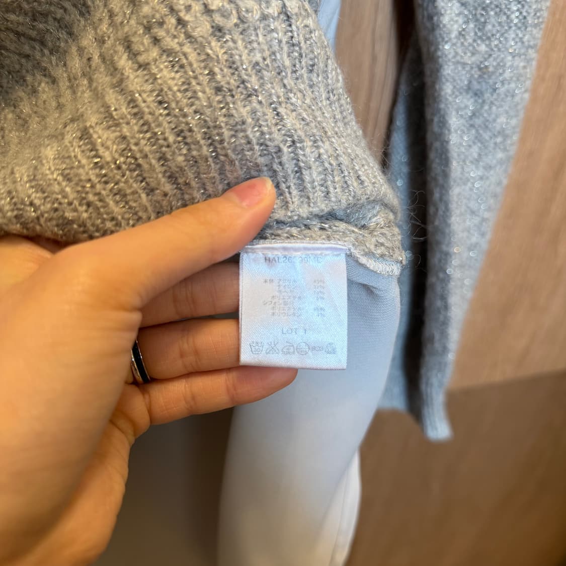 하레 라운드넥 긴팔 니트 백 쉬폰 배색 디테일 루즈핏 그레이 상품이미지6