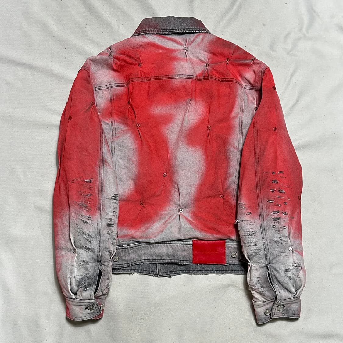 M KUSIKOHC 그레이 레드 패딩 멀티 리벳 데님 재킷 상품이미지3