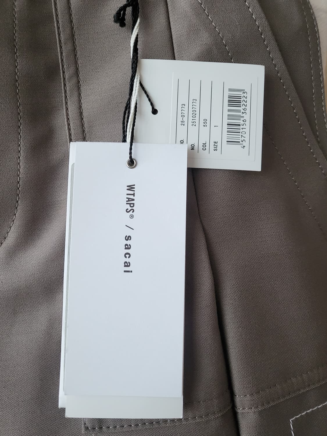 Sacai x WTAPS Cotton Back Satin Shorts
 상품이미지5