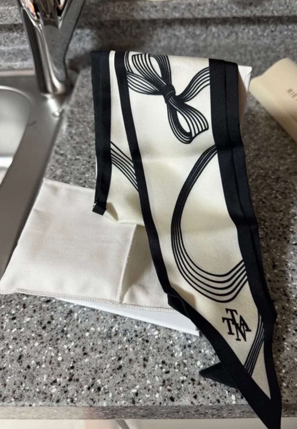 타티아나 커넥트 리본 트윌리 실크 100 스카프 새상품 팝니다 :) 상품이미지5