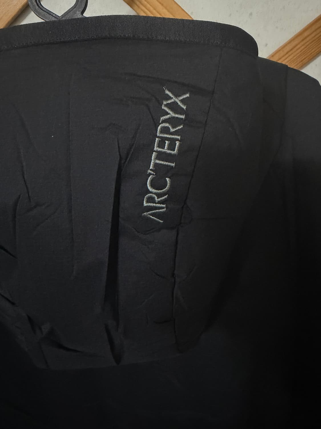 아크테릭스 아톰 후디 블랙 25FW (9556) – 실착 1회 새상품급 상품이미지3