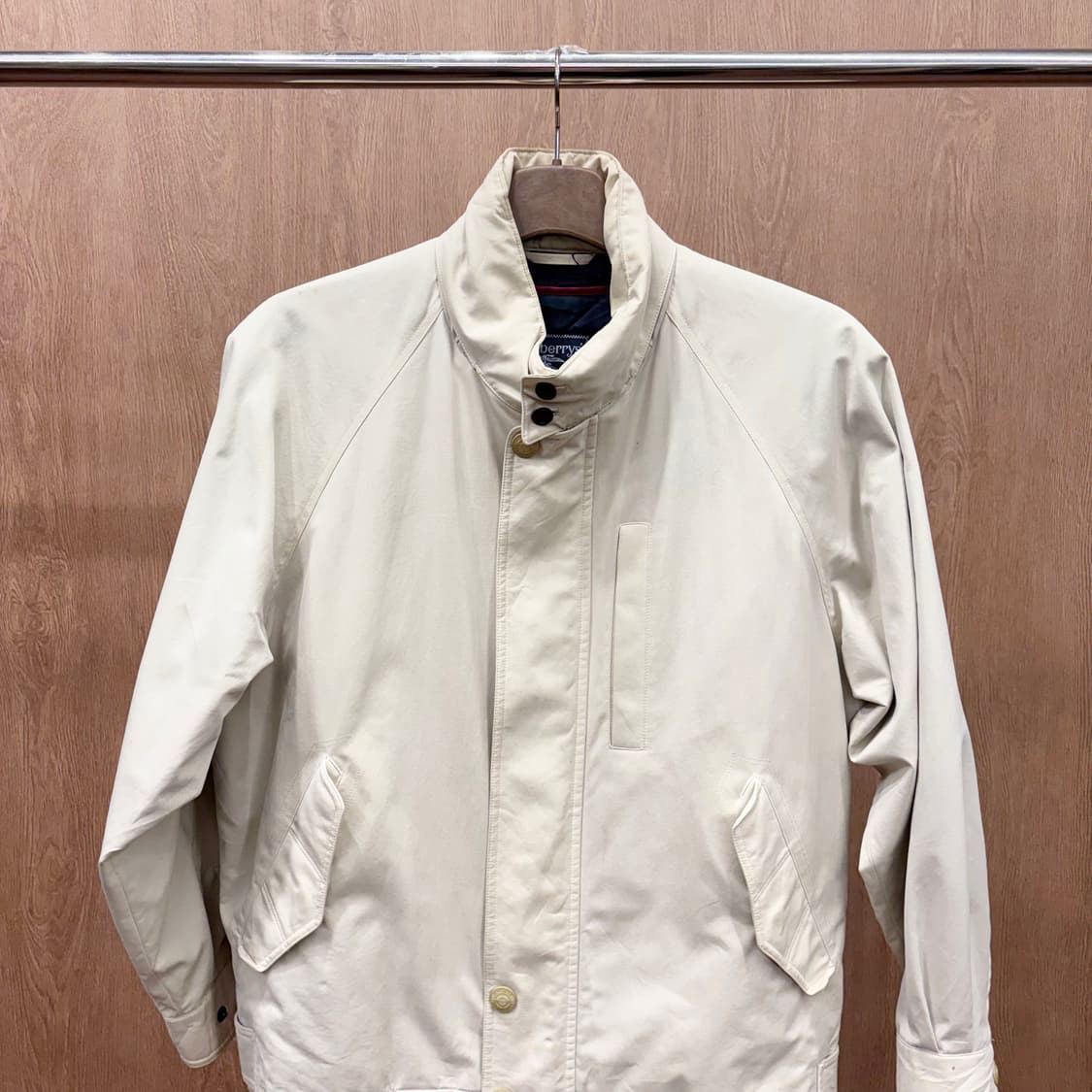 버버리 코튼 블루종 플랩 포켓 커프스 조절 버튼 티데일 스톤 베이지 상품이미지4