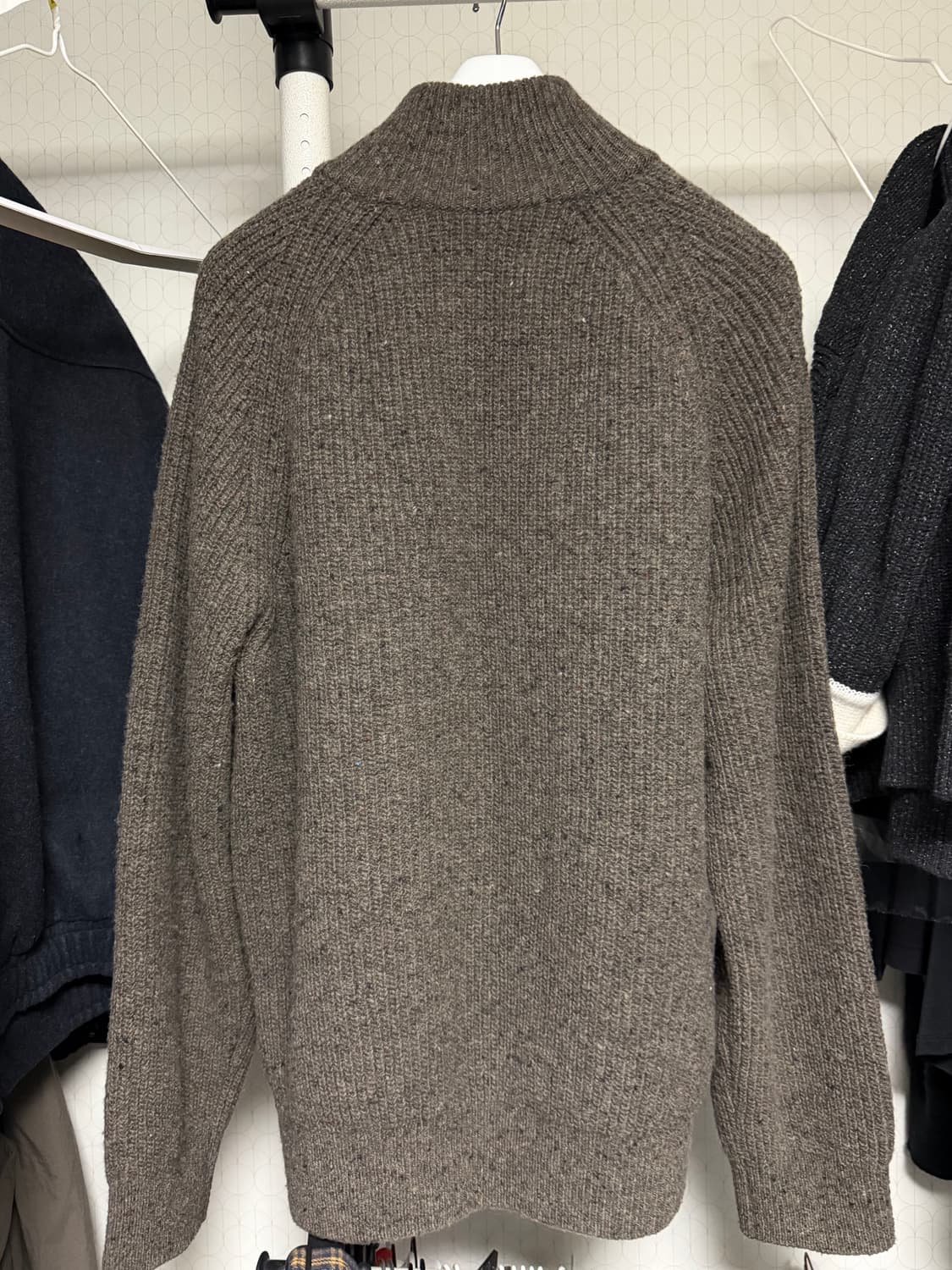 포터리 울 하이넥 하프 집업 니트 브라운 상품이미지3