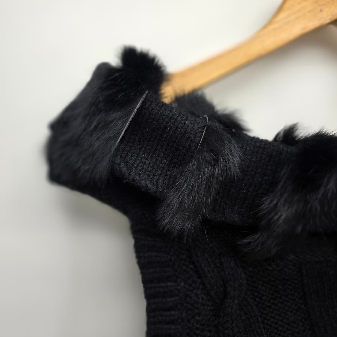 퍼 디테일 오프숄더 니트 상품이미지7