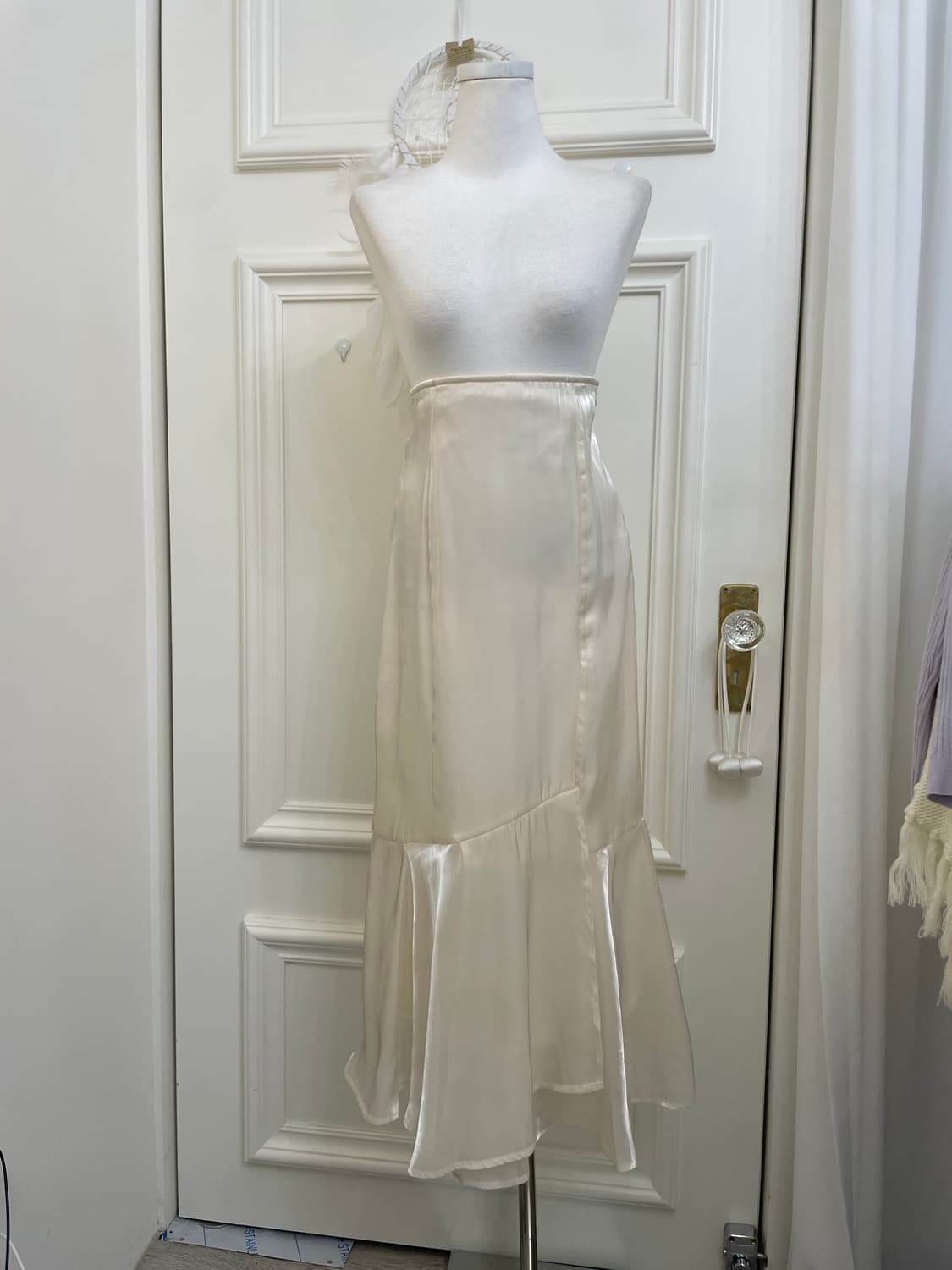 ivory glossy unbalance flare long skirt 상품이미지1