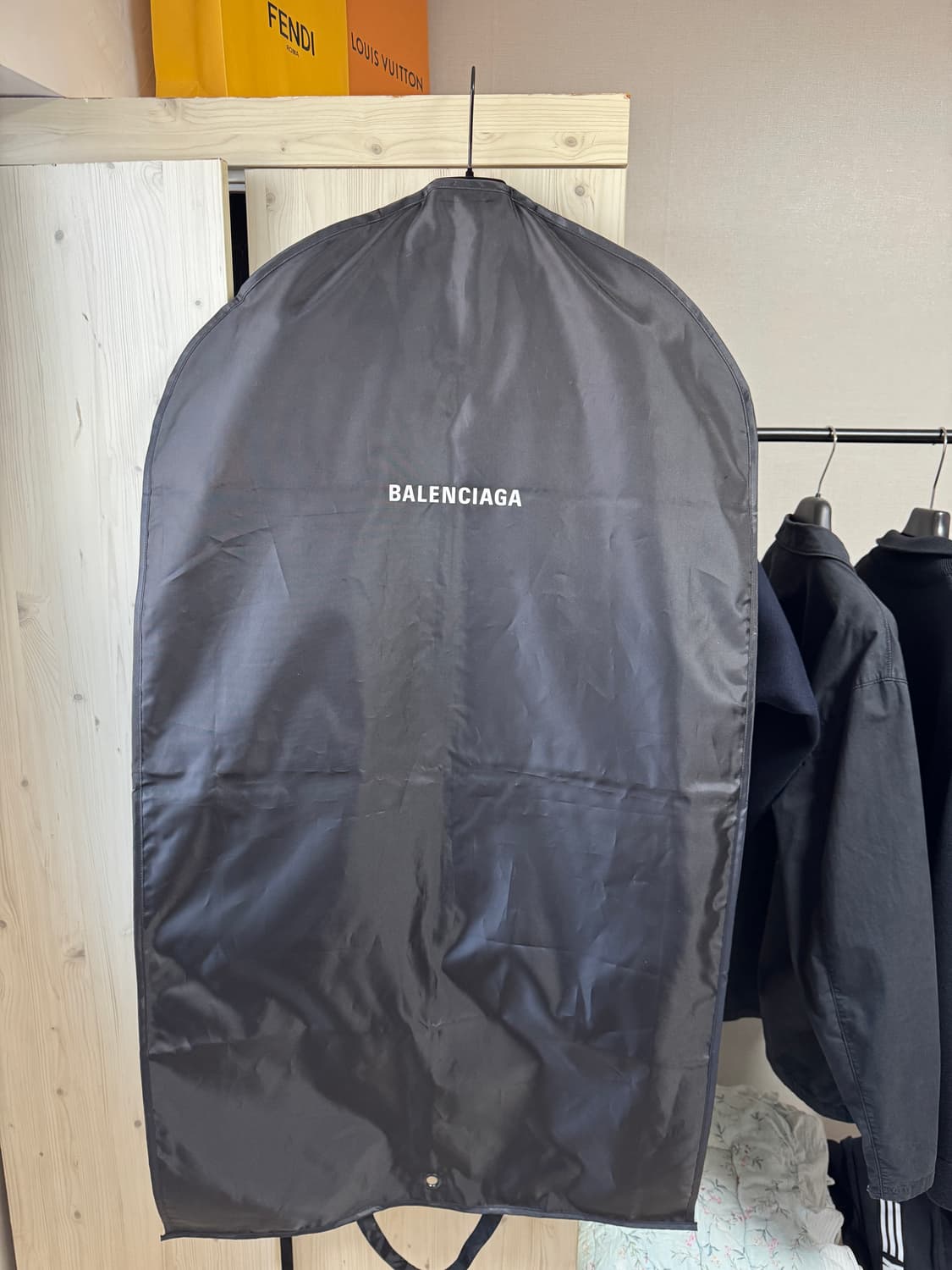 발렌시아가 깃발로고 자수 데님자켓 새상품급 판매 상품이미지5