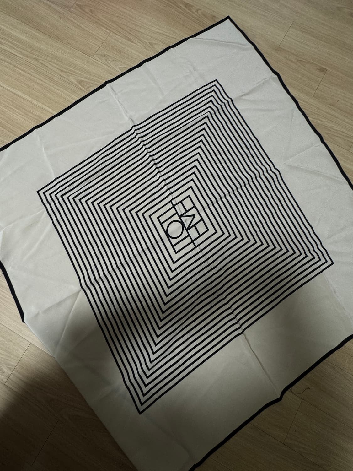 토템 센터드 모노그램 실크 스카프 상품이미지4