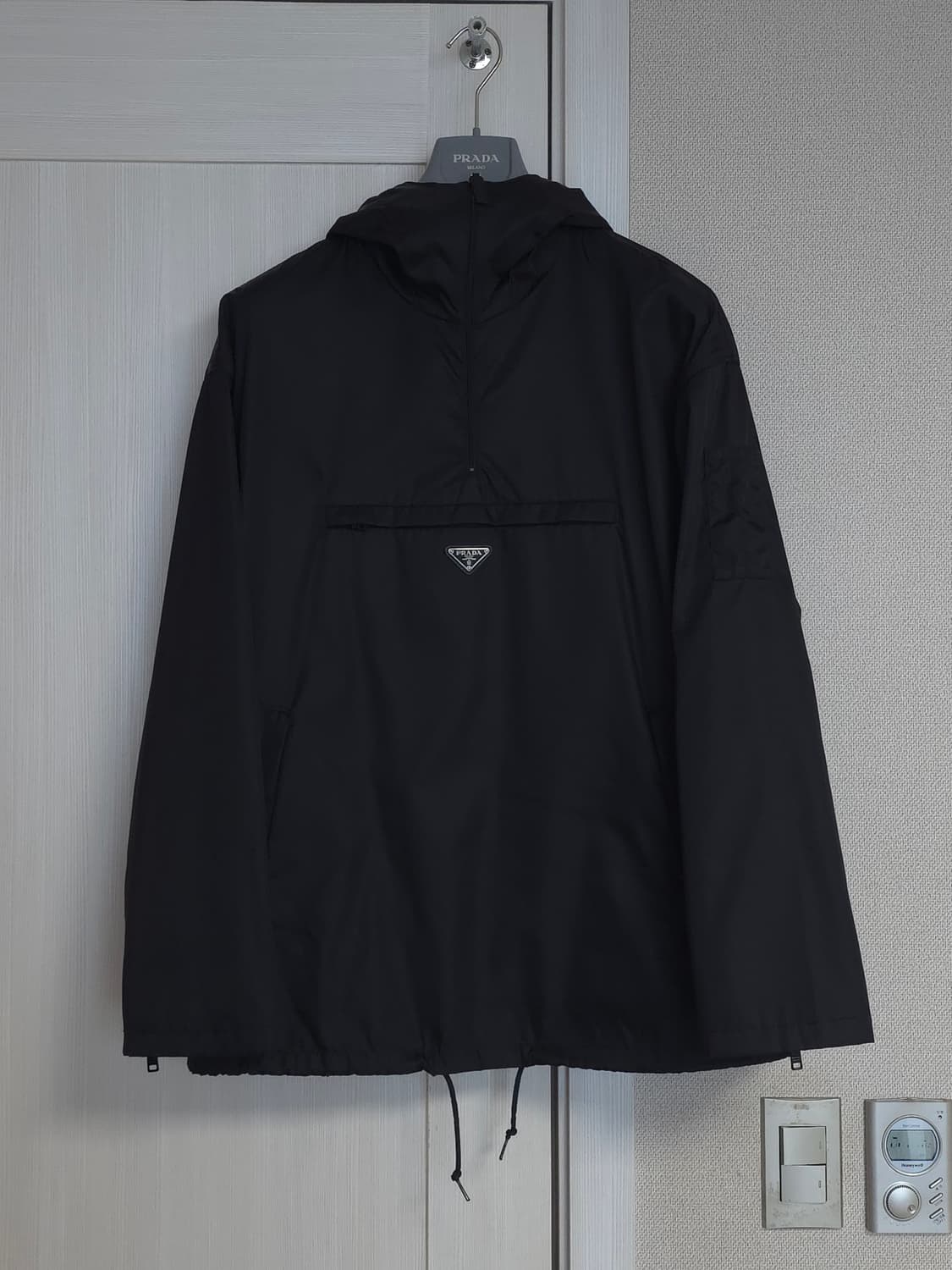 [L] 프라다 18FW 삼각로고 개버딘 아노락 블랙 상품이미지2