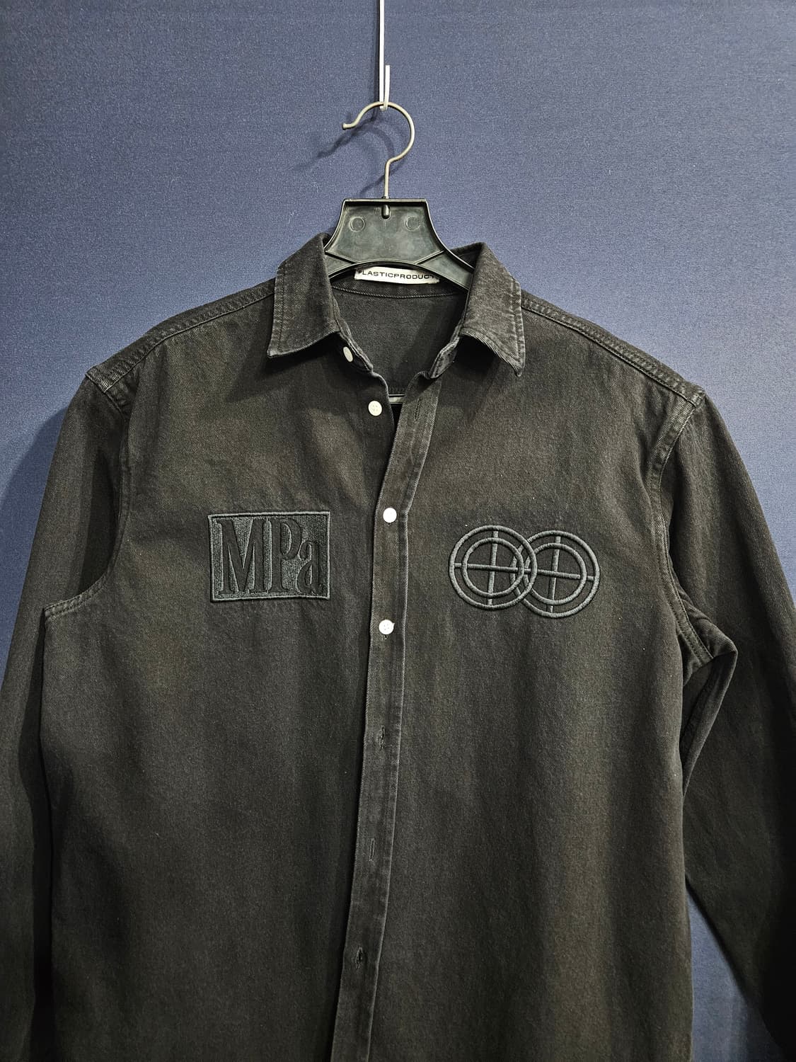 플라스틱 프로덕트 자수 블랙컬러 남성 오버핏 90~95 데님 긴팔셔츠  상품이미지7