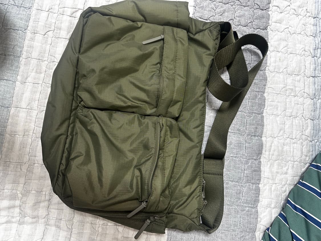 유니클로 유시다포터 카키색 크로스백 상품이미지1