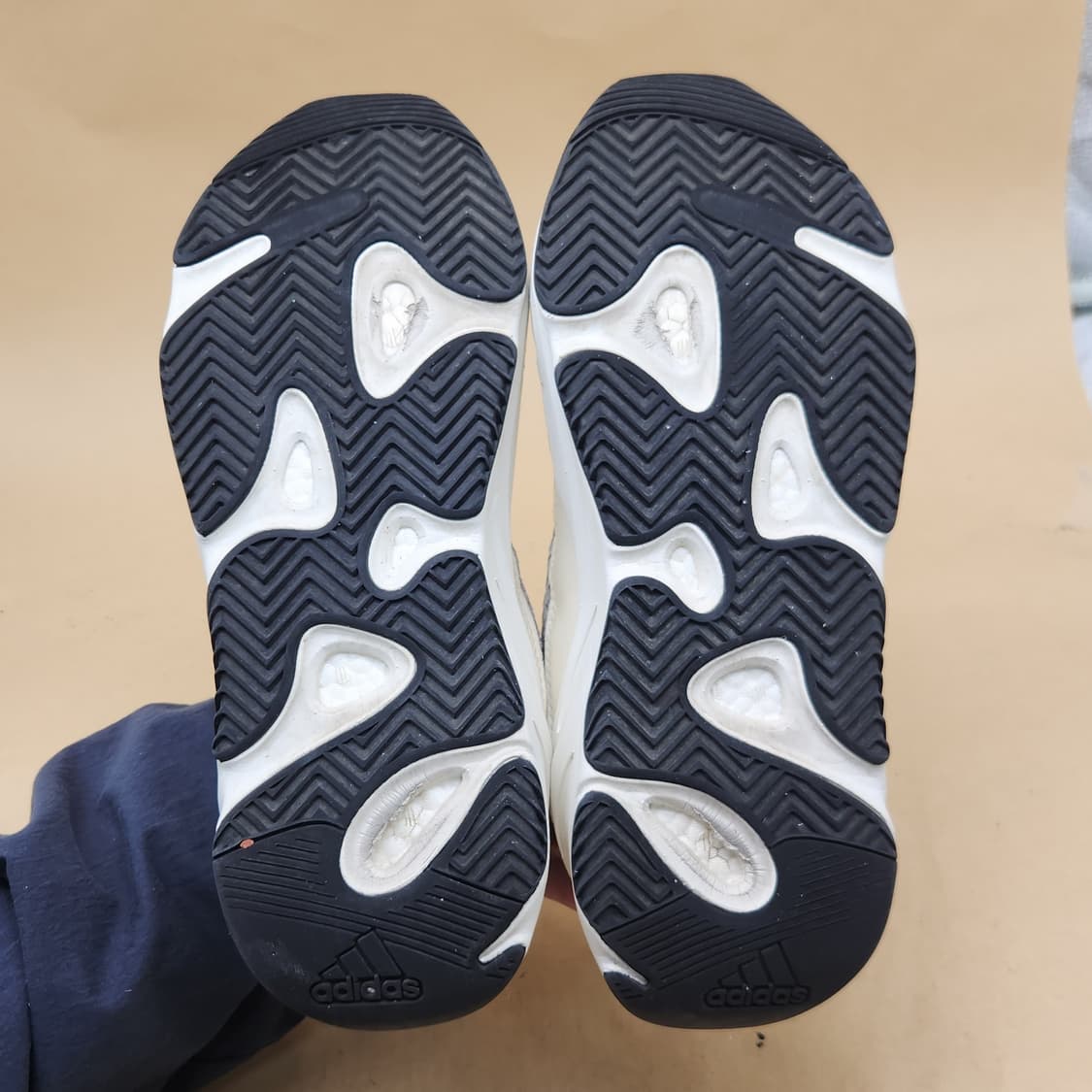 아디다스 이지 부스트 700 남성운동화275 상품이미지3