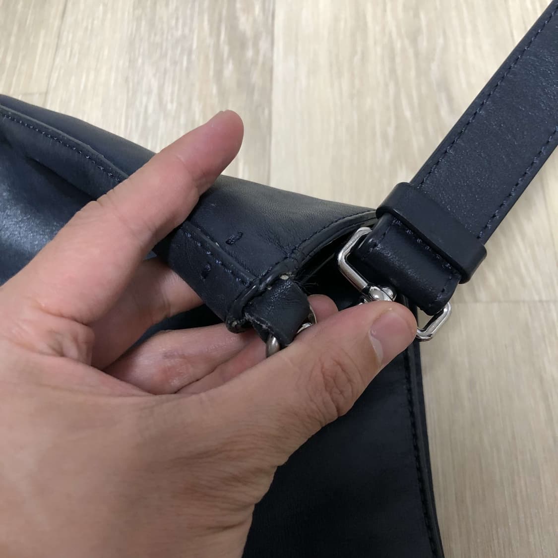 (ONE SIZE) 띠어리 리얼 레더 어반 버킷백 네이비 띠어리 가방 백 상품이미지9