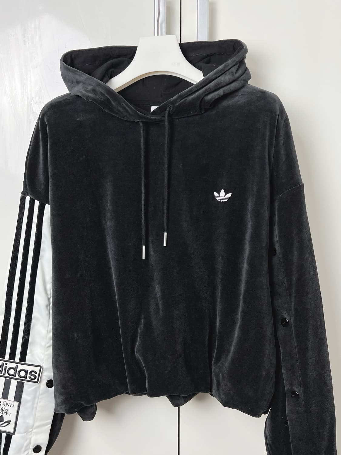 아디다스 벨벳 크롭 후드티 상품이미지2