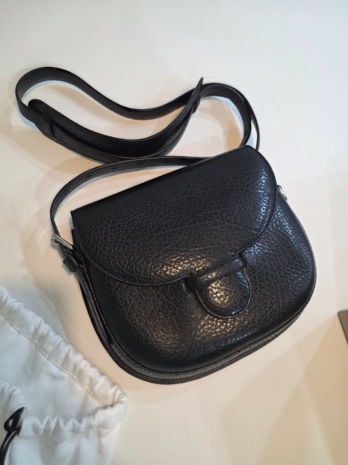 르메르 카트리지 스포츠백 블랙 새상품 판매합니다 상품이미지1