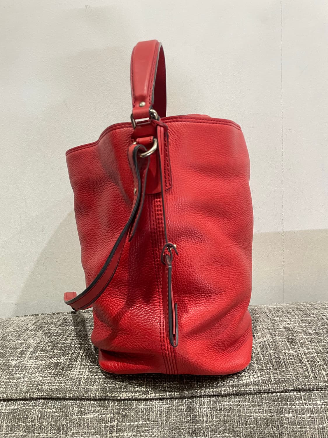 버버리 레드 가죽 버킷백 정품 상품이미지3