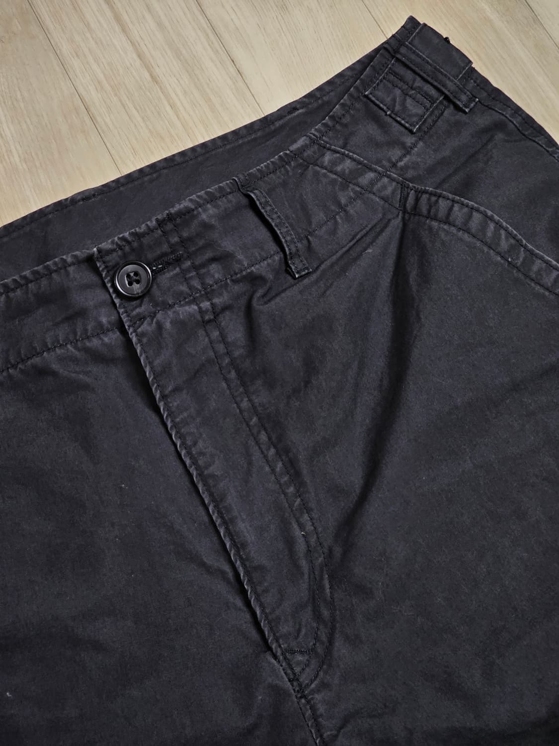 ​[32] 유니클로 차콜 다트 디테일 와이드 파라슈트 팬츠 상품이미지3