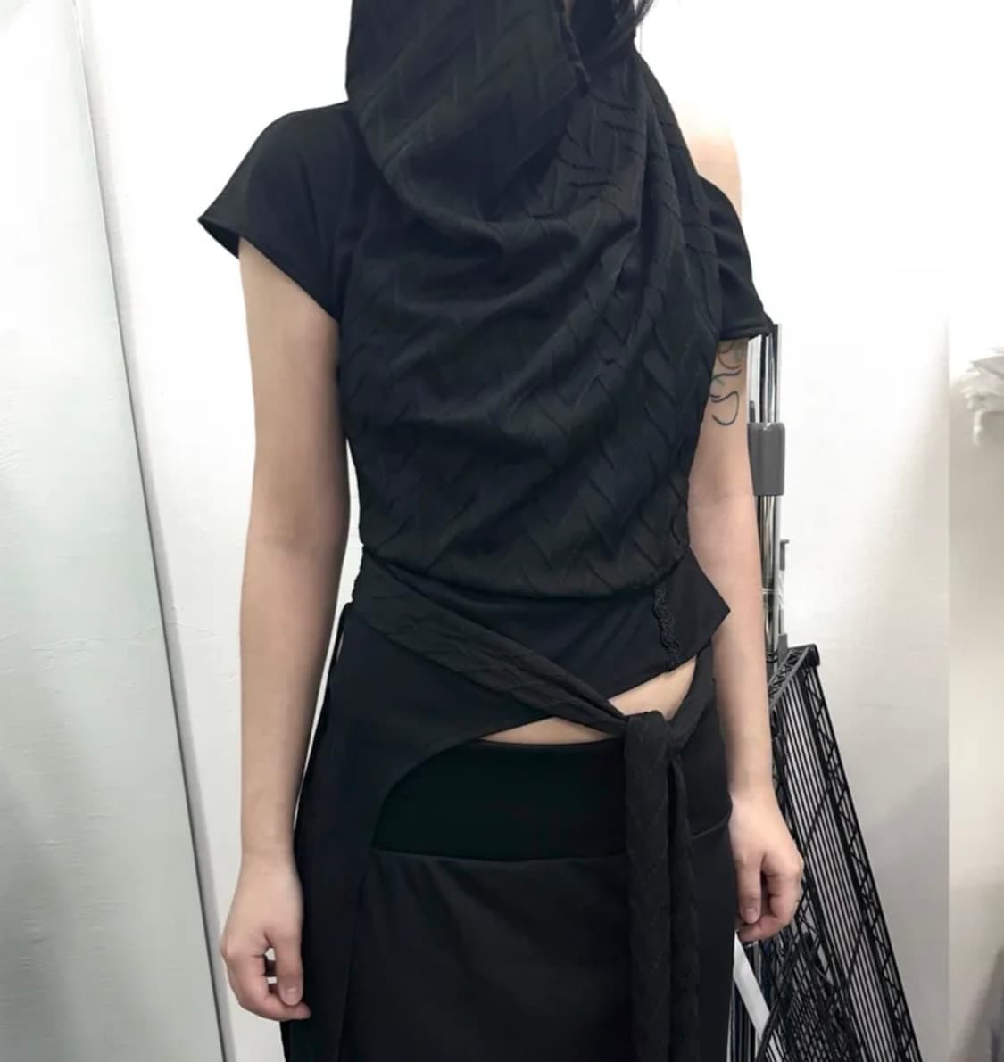 0104 BACKLESS HALTER HOODIE, BLACK 상품이미지4