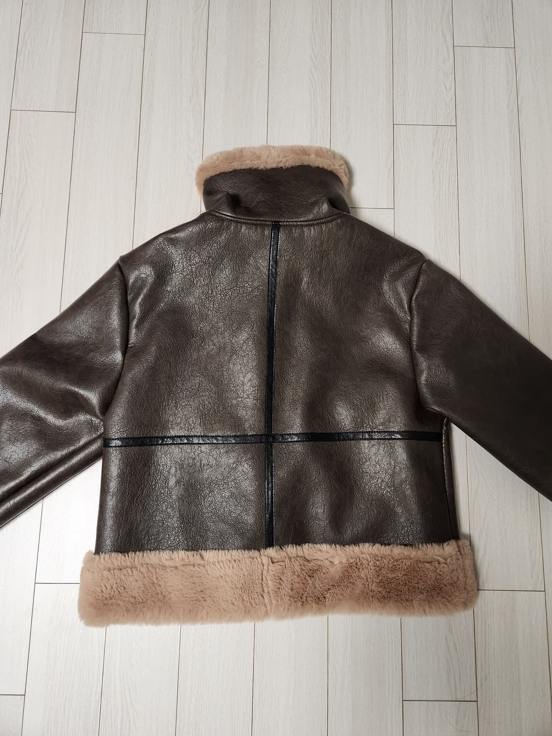 MUYBIEN 크롭 무스탕 사이즈F

얼핏보면 거의 새거처럼 관리되어 있 상품이미지10