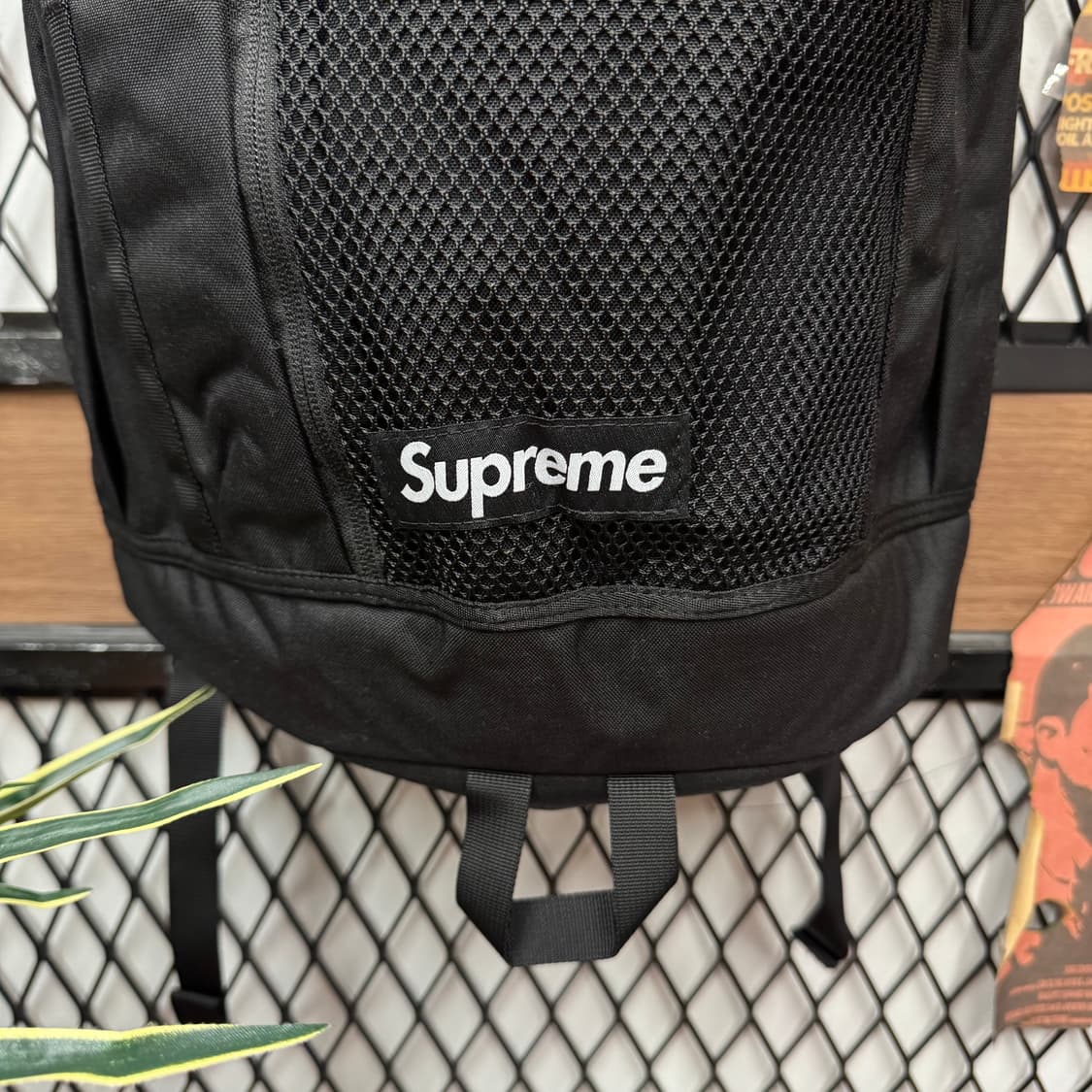 24F/W 슈프림 메쉬 백팩 전면 리플렉티브 디테일 블랙 상품이미지4