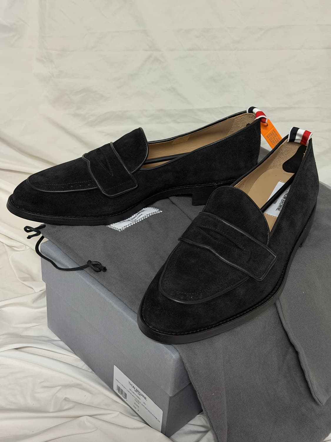 톰브라운 바시티 페니 로퍼 스웨이드 블랙 상품이미지2