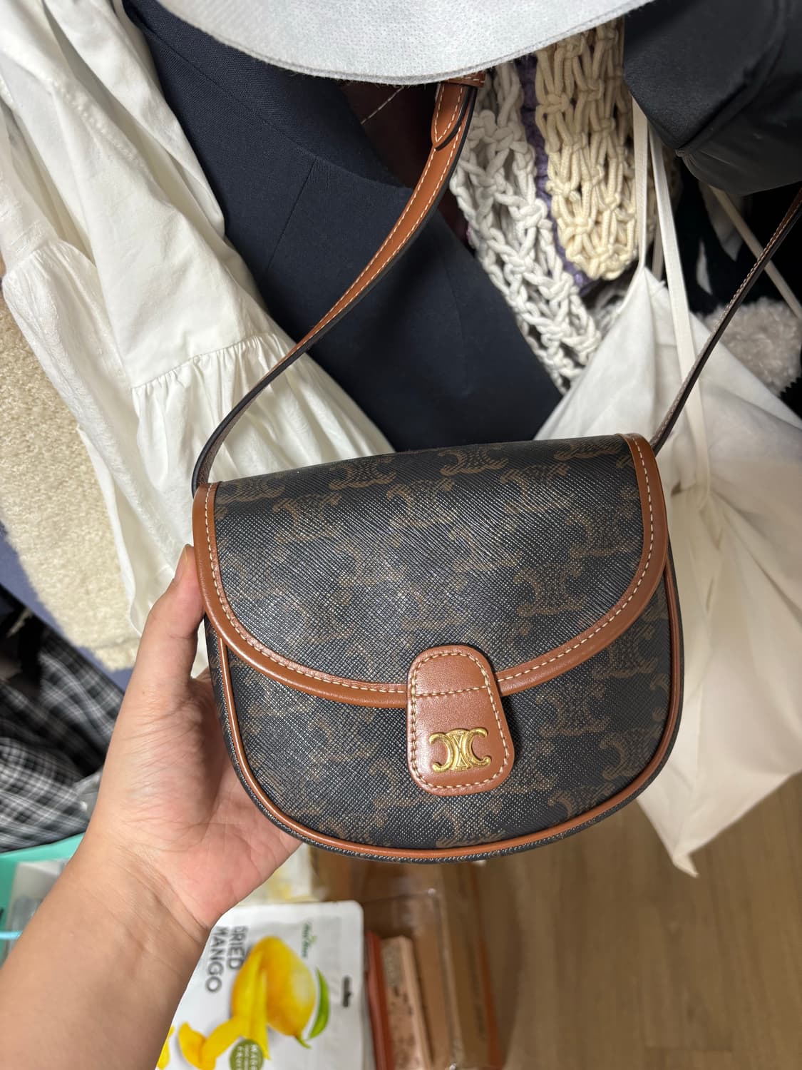 셀린느 트리오페 캔버스 미니 베사체 크로스백 상품이미지2