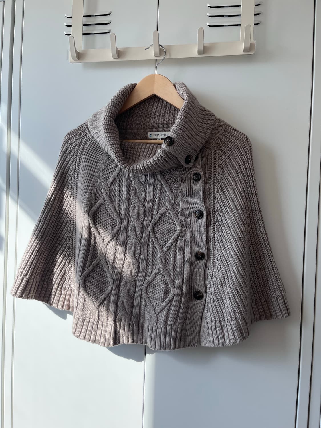 Kumikyoku 단추 케이프 니트 사와코  상품이미지5