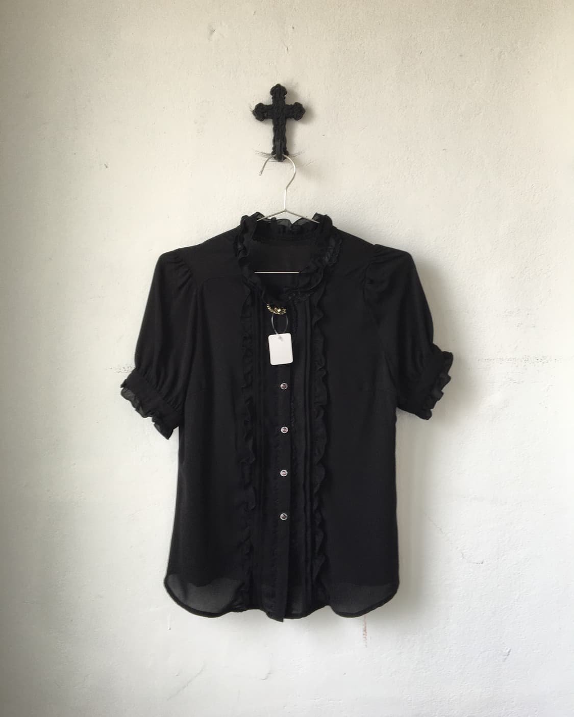 Pin button point frill blouse 상품이미지1