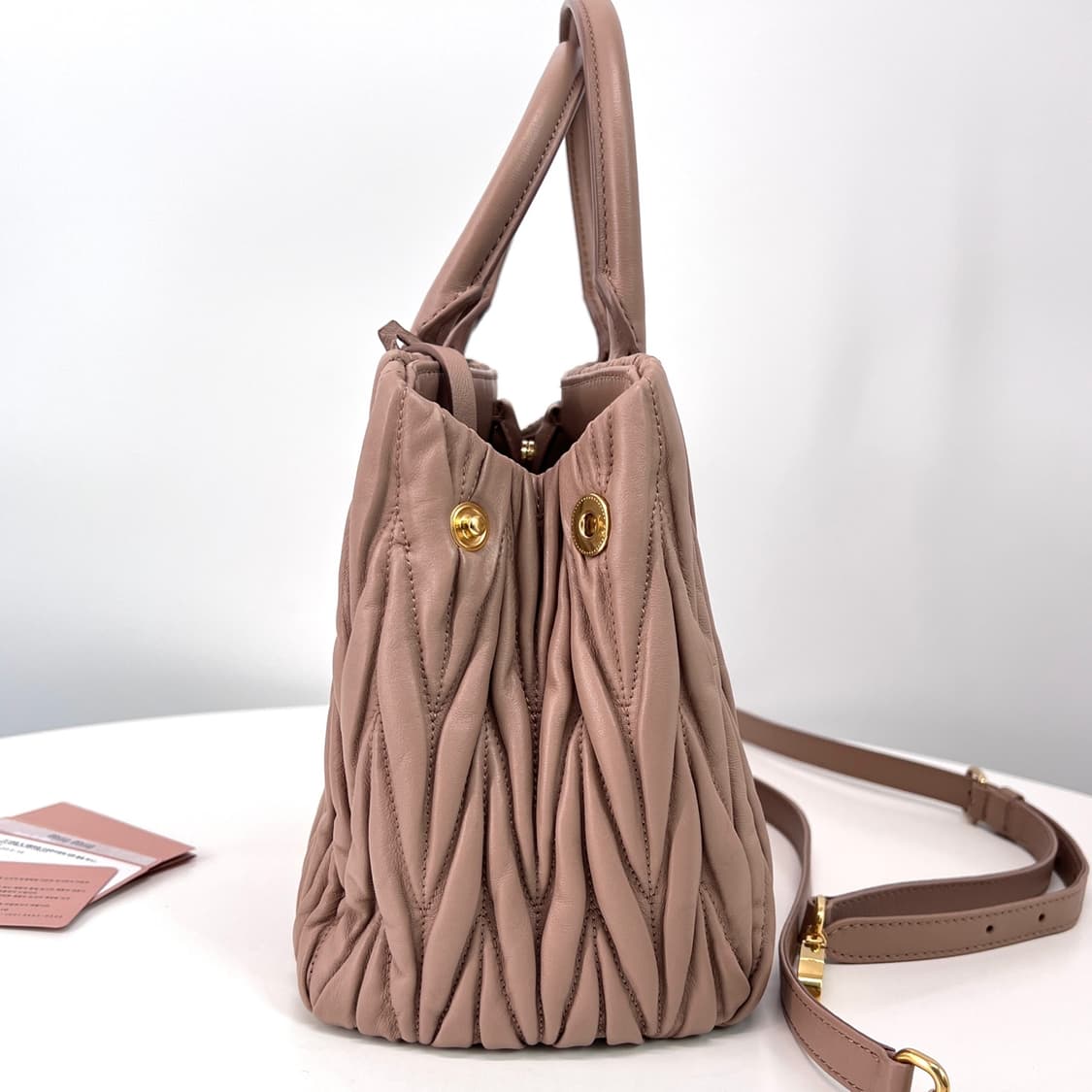 미우미우 마테라쎄 나파 레더 토트백 & 숄더백 (5BA258) 상품이미지5