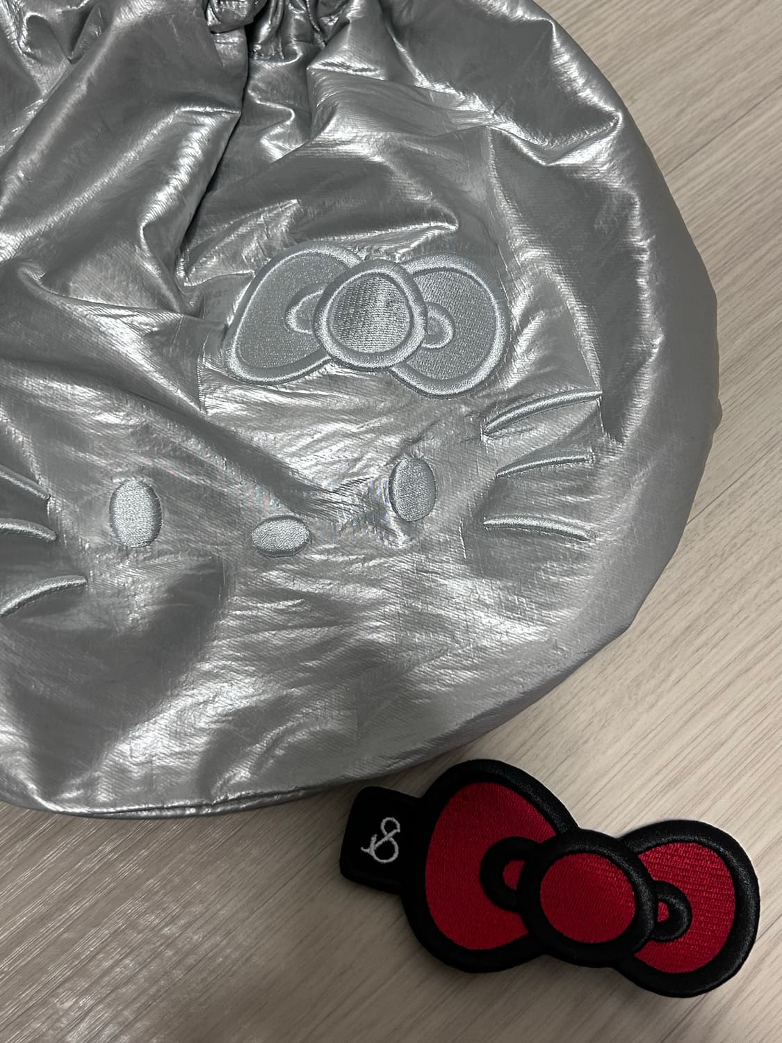 조셉앤스테이시 X 헬로키티 백팩 콜라보 실버 (핀 포함) 판매합니다 상품이미지3