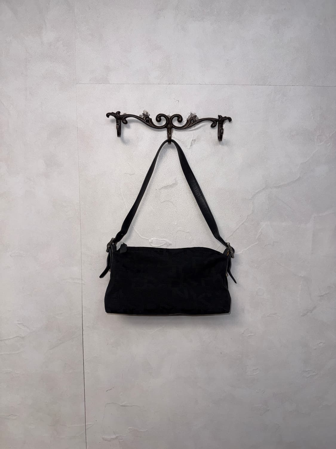 DKNY black jacquard logo shoulder bag 상품이미지2
